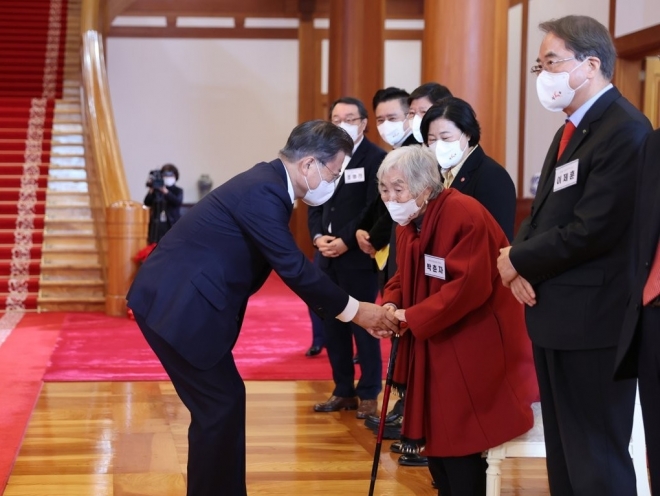 초록우산어린이재단 고액 후원자와 인사하는 문재인 대통령