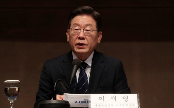 더불어민주당 이재명 대선후보가 6일 서울 프레스센터에서 열린 한국행정학회 주최 대통령선거 후보자 초청 토론회에서 기조연설을 하고 있다. 국회사진기자단
