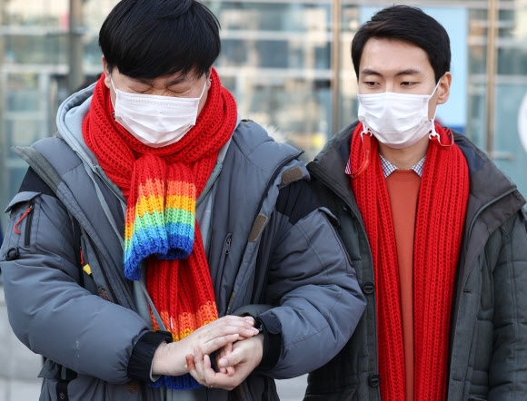 성소수자 부부 소성욱, 김용민 씨가 7일 오후 서울 서초구 서울행정법원에서 열린 건강보험 피부양자 자격인정 소송 1심 선고를 마친 뒤 기자회견을 하고 있다. 이날 법원은 소 씨가 건보공단을 상대로 제기한 ‘보험료 부과처분 취소’ 소송을 원고 패소로 판결했다. 2022.1.7 연합뉴스