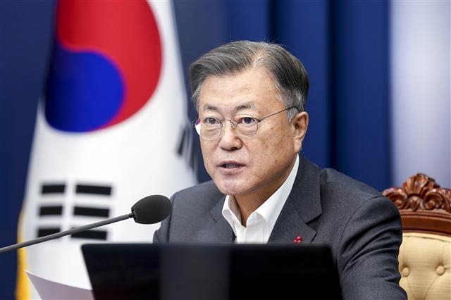 문재인 대통령이 10일 청와대에서 열린 수석 보좌관회의에서 발언하고 있다. 2022.1.10 뉴스1