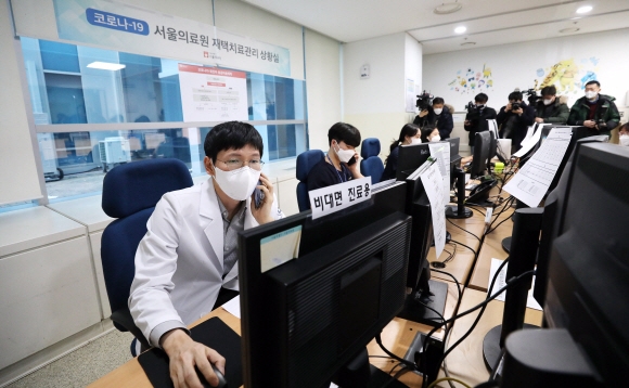 13일 서울 중랑구 서울의료원에서 의료진이 재택치료 중인 코로나19 환자를 비대면으로 진료하고 있다. 정부는 재택치료를 확대하고 동네의원에서도 코로나19 환자를 치료하게 하는 등의 방역체계 개편을 검토중이다. 사진공동취재단