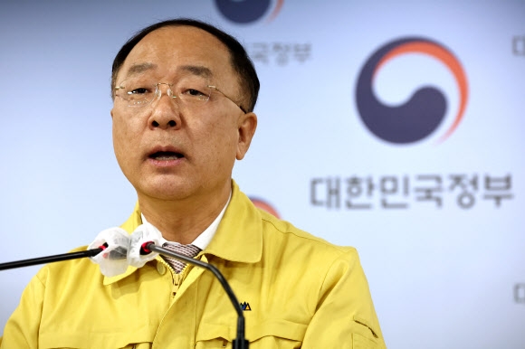 소상공인 방역 지원방안 발표하는 홍남기 부총리