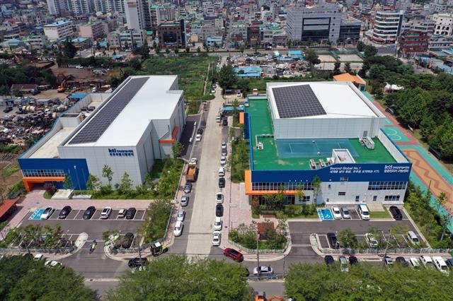 경남 진주시에 개소한 우주부품시험센터(왼쪽)와 항공전자기기술센터. 경남도 제공