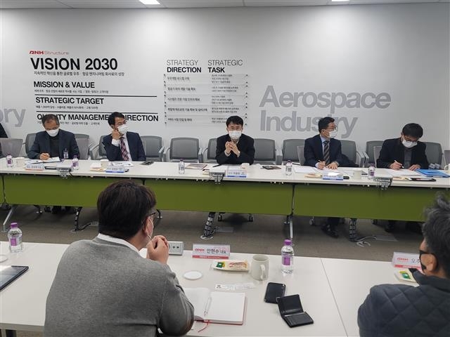 박종원 경남도 경제부지사 등 경남도 관계자들이 진주에 있는 항공우주산업 ANH스트럭쳐를 방문해 기업 관계자들과 대화를 나누고 있는 모습. 경남도 제공