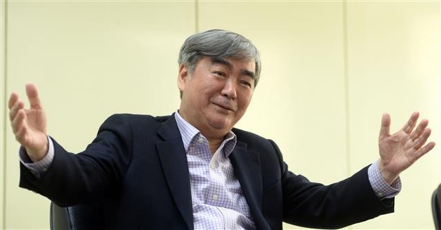 최동호 시인은 절제와 무욕을 지향하는 여백과 극소의 언어로 반세기 이상 ‘극(極)서정시’의 길을 가고 있다. ‘제왕나비’ 이후 2년 반 만인 지난해 말 펴낸 9번째 시집 ‘황금 가랑잎’에서 그는 보잘것없지만 소중한 존재자들을 ‘가랑잎’의 심상에 비유하고 거기에 ‘황금’이라는 보편적 생명의 본질을 부여하고 있다. 사진은 2014년 은퇴 후 첫 시집이자 7번째 시집인 ‘수원 남문 언덕’을 발간했을 당시 서울신문과 인터뷰하던 시인. 서울신문 DB