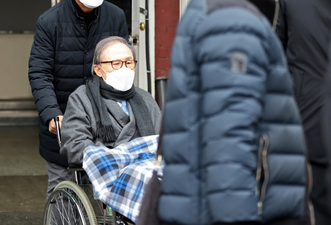 퇴원하는 이명박 전 대통령