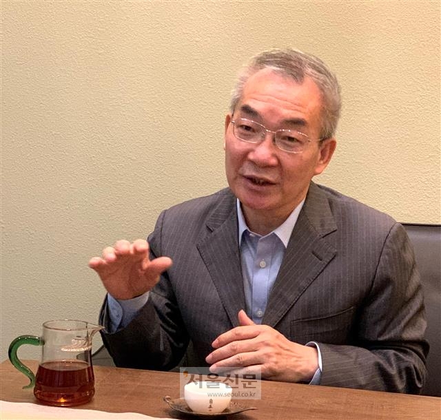 한셴둥 중국 정법대 한반도연구센터 교수가 서울신문 인터뷰에서 한중 관계 및 남북 관계 전 망을 설명하고 있다. 코로나19 방역 조치로 외부인의 대학 출입이 금지돼 인터뷰는 베이징 올림픽공원 인근 차관(茶館·전통찻집)에서 이뤄졌다.
