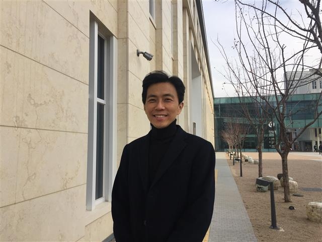 옛 풍문여고 본관의 외형을 살린 전시 1동 앞에 선 천장환 교수. 사진 함혜리