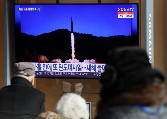17일 서울역 대합실에서 시민들이 북한의 발사체 관련 뉴스를 시청하고 있다. 합동참모본부는 이날 오전 8시 50분과 8시 54분께 북한 평양시 순안비행장 일대에서 동북쪽 동해상으로 발사된 단거리 탄도미사일로 추정되는 발사체 2발을 포착했다고 밝혔다. 이 미사일 비행거리는 약 380㎞, 고도는 약 42㎞로 탐지됐다. 북한의 이날 발사는 지난 14일 열차에서 단거리 탄도미사일(북한판 이스칸데르) 2발을 발사한 지 사흘 만이다. 지난 5일 극초음속 미사일이라고 주장한 탄도미사일 발사로 새해 첫 무력시위를 시작한 이후 벌써 네 번째 도발이다. 연합뉴스