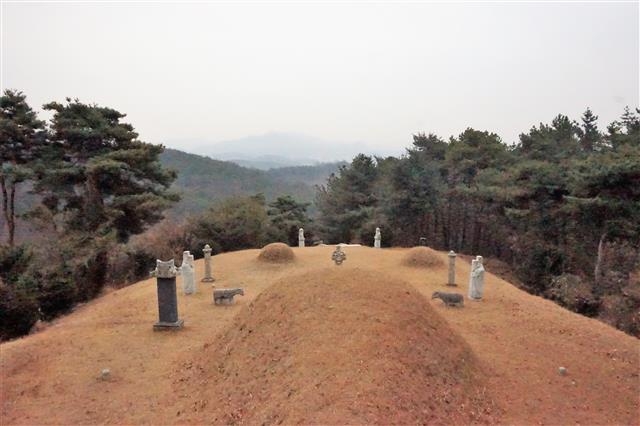 충북 청주 흥덕구 수의동에 있는 송상현 부사의 무덤. 서동철 논설위원