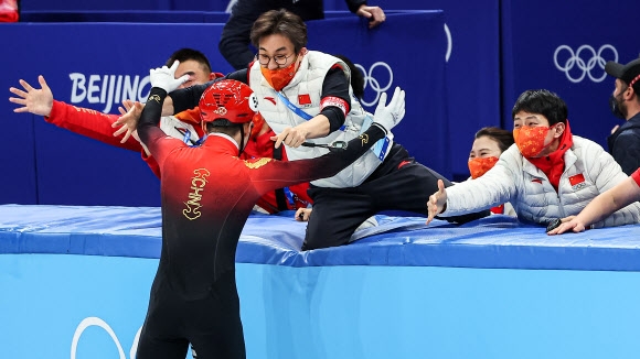 지난 5일 2022 베이징 동계올림픽 쇼트트랙 남녀 혼성계주 결승에서 1위를 차지한 중국팀의 김선태 감독(왼쪽)과 안현수(러시아명 빅토르 안) 기술코치가 선수들과 기쁨을 나누고 있다. 2022.2.5 연합뉴스