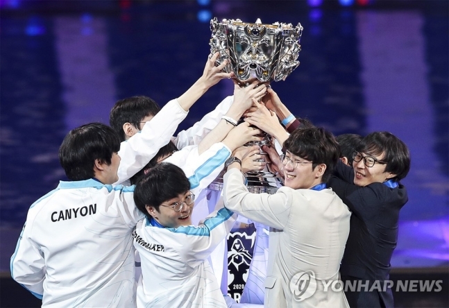 ‘2020 리그오브레전드 월드 챔피언십(롤드컵)’ 우승팀 담원 게이밍이 우승컵을 들어보이고 있다. 담원 게이밍 제공.