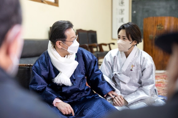 이재명 더불어민주당 대통령 후보와 부인 김혜경씨가 지난 1일 설을 맞아 경북 안동시 보원재를 방문, 경주 이씨 종친들과 인사를 나누다 잠시 얼굴을 맞대고 얘기하고 있다. 연합뉴스