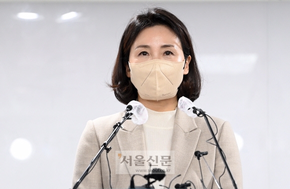 이재명 더불어민주당 대선 후보의 배우자 김혜경 씨가 9일 서울 여의도 더불어민주당 당사에서 과잉의전 논란과 관련해 사과 기자회견을 갖고 있다.2022. 2. 9 김명국 선임기자