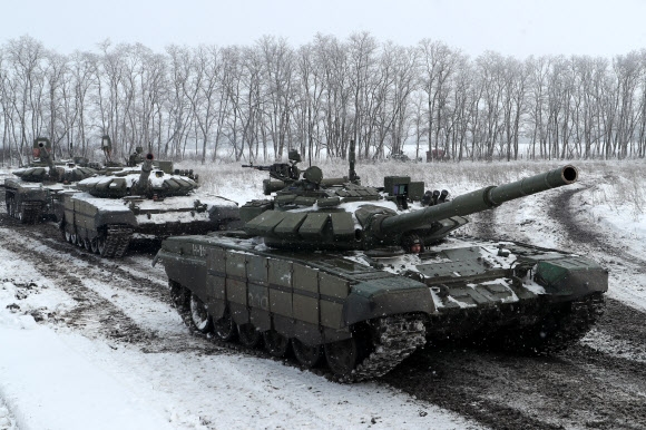 러시아 남부 군관구 제150소총사단 소속 T72B3 전차가 로스토프주 카다모프스키 사격장에서 군사 훈련에 참가하고 있다. 2022.1.27 로스토프주 타스 연합뉴스