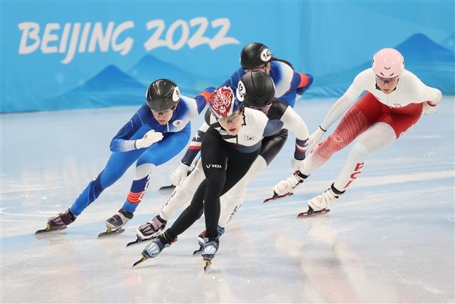 11일 오후 중국 베이징 수도실내체육관에서 열린 2022 베이징 동계올림픽 쇼트트랙 여자 1000m 준준결승 경기에서 이유빈이 역주하고 있다. 2022.2.11 뉴스1