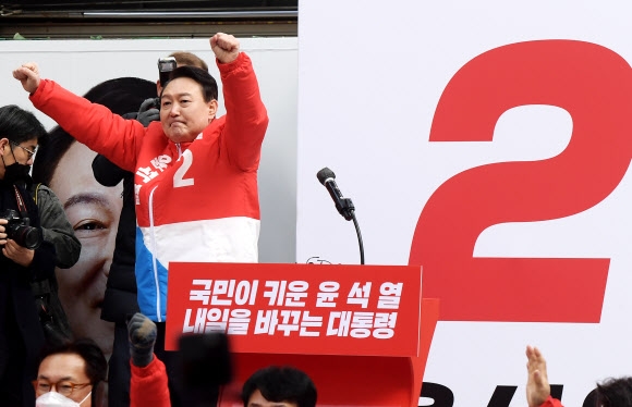 국민의힘 윤석열 대선 후보가 15일 오후 대전에서 유세를 하고 있다. 윤 후보는 전날 검찰권력을 강화하고 검찰개혁을 무위로 만드는 공약을 제시했다. 연합뉴스