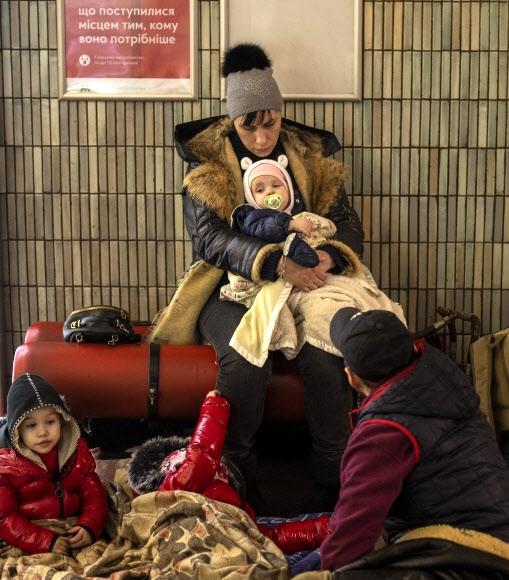아기를 안고 잠을 청하는 엄마