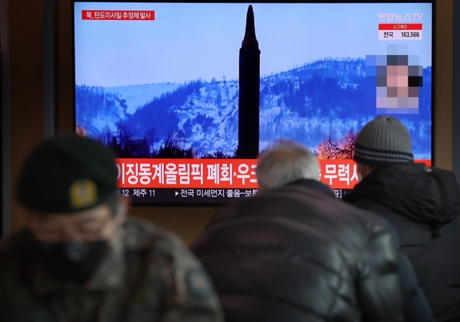27일 오전 서울역 대합실에 시민들이 북한 탄도미사일 추정 발사체 발사 뉴스를 시청하고 있다. 2022.2.27. 연합뉴스.
