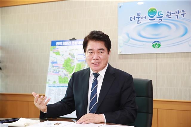 박준희 서울 관악구청장이 지난달 26일 집무실에서 진행한 서울신문과의 인터뷰에서 미국 실리콘밸리를 롤 모델로 한 ‘관악S밸리’를 설명하며 구의 비전을 강조하고 있다. 관악구 제공