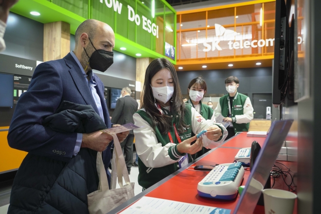 MWC 2022 부대행사 4YFN에서 관람객에게 스마트 점자학습기 탭틸로를 설명하고 있는 오파테크 직원. SK텔레콤 제공.