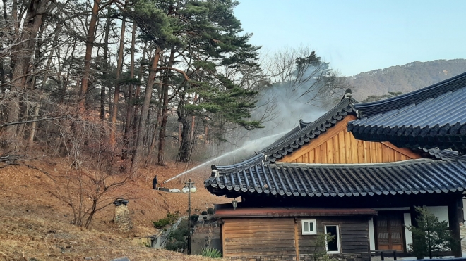 동해안 산불 피해를 예방하기 위해 울진 불영사에서 살수 작업을 하고 있는 모습. 문화재청 제공