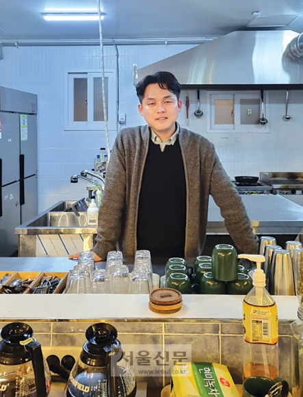 전국 최초 청년마을인 목포 괜찮아마을을 만든 홍동우 대표가 공유주방에 서 있다.