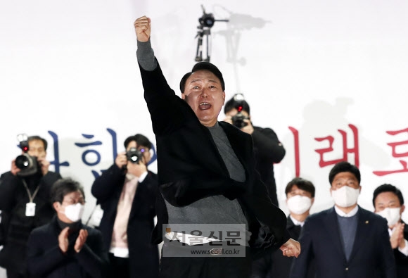 윤석열 국민의힘 대선 후보가 8일 오후 서울광장에서 피날레 유세를 하며 어퍼컷 세리머니를 하고 있다. 2022.3.8 정연호 기자