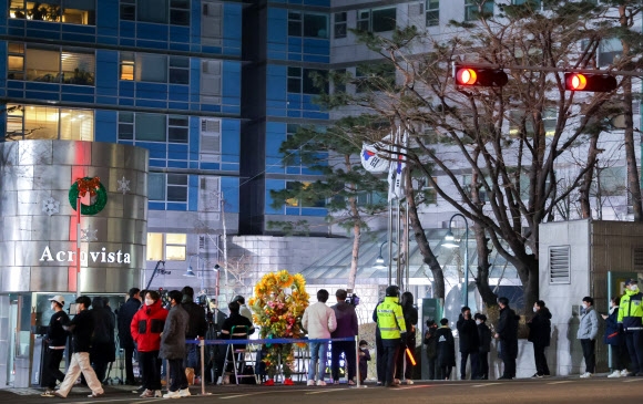 9일 저녁 서울 서초구 국민의힘 윤석열 대선 후보의 자택 앞에서 취재진들이 대기하고 있다. 2022.3.9 연합뉴스