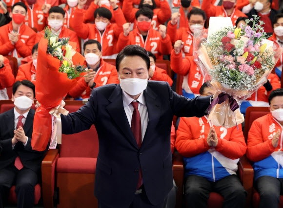 꽃다발 받은 윤석열 대통령 당선인