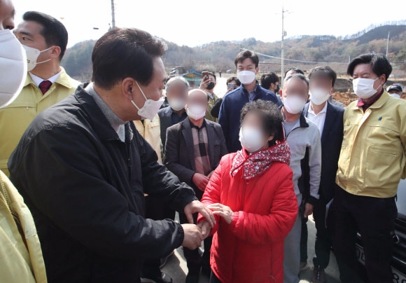 윤석열 대통령 당선인이 15일 경북 울진군 북면 검성리 산불피해현장을 방문해 피해지역 주민들과 인사하고 있다. 2022. 3. 15 정연호 기자