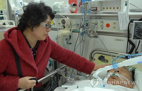 ‘아덴만 여명작전’으로 총상을 입고 치료 중인 석해균 삼호주얼리호 선장. 연합뉴스