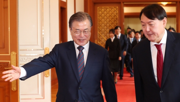 문재인 대통령이 18일 윤석열 당선인에게 빠른 시일 내에 격의 없이 만나 대화를 갖자고 제안하면서 조만간 회동이 이뤄질 것으로 보인다. 사진은 2019년 7월 윤석열 당시 신임총장에게 임명장을 준 뒤 환담을 위해 이동하는 모습. 도준석 기자