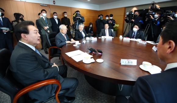 윤석열 대통령 당선인이 21일 서울 삼청동 대통령직인수위원회에서 열린 경제 6단체장과의 오찬 회동에 앞서 인사말을 하고 있다. 김명국 선임기자