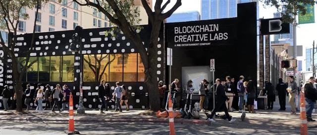 SXSW 2022에서 폭스의 지회사 ‘블록체인 크리에이티브 랩스’ 전시장에 관람객들이 줄을 서 있다. 출처 더밀크