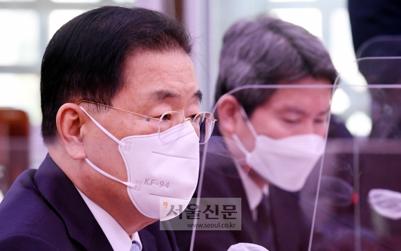 정의용(왼쪽) 외교부 장관과 이인영 통일부 장관이 28일 국회에서 열린 외교통일위원회의 북한 대륙간탄도미사일(ICBM) 발사 관련 긴급 현안보고에서 의원들의 질의에 답변하고 있다. 김명국 선임기자