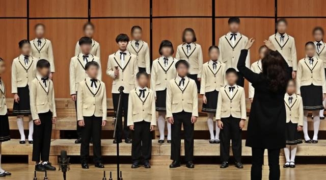 보호종료아동 조규환씨는 어릴 적부터 보육원 합창단 활동을 통해 음악가의 꿈을 키웠다. 사진은 초등학생 시절 합창 공연을 하고 있는 조씨의 모습. 아름다운재단 제공
