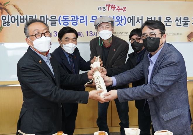 왼쪽부터 고희범 4.3평화재단 이사장, 오임종 4.3유족회장, 김수열 시인, 강문석 탐라미술인협회장, 김동현 제주민예총 이사장. -4.3평화재단 제공