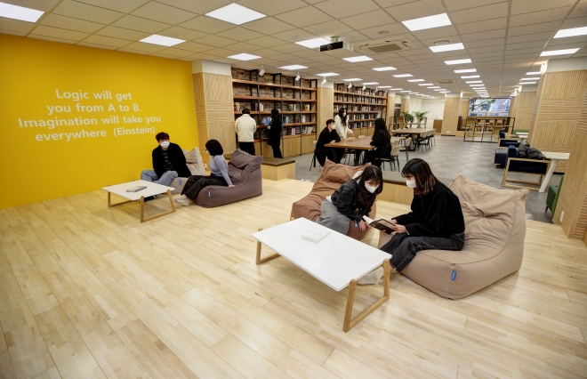 (계명대)계명대가_성서캠퍼스_영암관에_창의융합인재_양성을_위한_’인문창의융합라운지’를_구축해_운영하고_있다