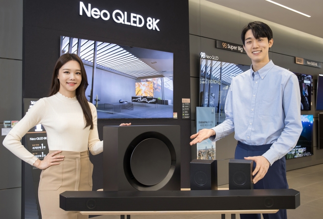 삼성전자 모델이 서울 논현동에 위치한 삼성 디지털프라자 강남본점에서 사운드바 신제품 HW-Q990B를 소개하고 있다. 삼성전자 제공.