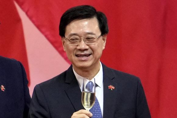 홍콩 행정장관에 사실상 당선된 존 리 홍콩 전 정무부총리