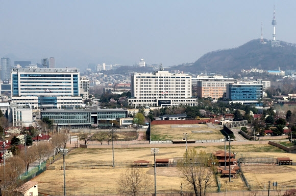 6일 임시 국무회의에서 대통령 집무실 용산 이전을 위한 예비비 지출 안건이 의결돼 용산 이전 작업이 본격화될 전망이다. 사진은 대통령 집무실이 이전될 용산 전경. 연합뉴스