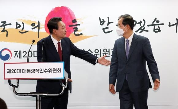 윤석열(왼쪽) 대통령 당선인이 지난 3일 서울 종로구 통의동 대통령직인수위원회 기자회견장에서 한덕수 전 총리를 국무총리 후보자로 지명한 뒤 한 후보자에게 인사말을 하도록 안내하고 있다. 인수위사진기자단