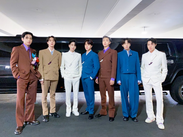 그룹 방탄소년단(BTS)이 미국 라스베이거스 MGM 그랜드 가든 아레나에서 열린 제64회 그래미 시상식에 도착해 포즈를 취하고 있다. 연합뉴스