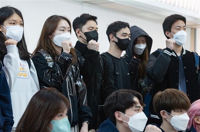 세게선수권대회 출전 앞두고 기념촬영하는 최민정 심석희