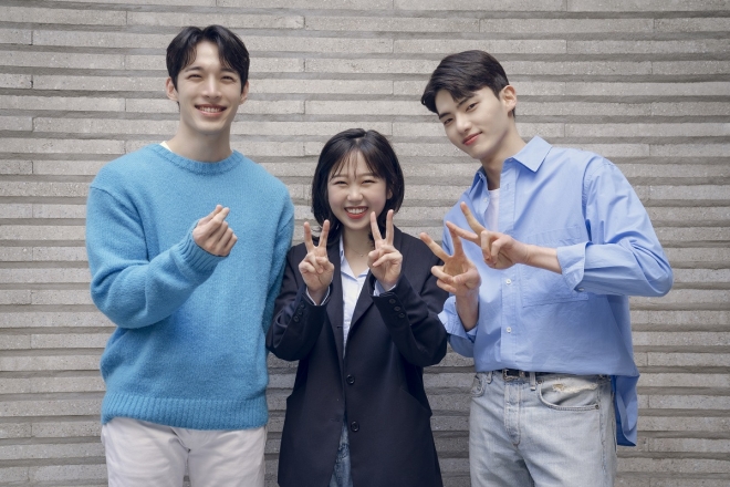 메이저 투자 배급사 뉴에서 내놓은 BL 드라마 ‘블루밍’의 주역들. 황다슬(가운데) 감독과 두 주연 배우 조혁준(왼쪽), 강은빈. 국내 BL 드라마 1세대 연출자로 꼽히는 황 감독은 감각적인 연출로 탄탄한 팬덤을 구축하고 있다. 뉴 제공