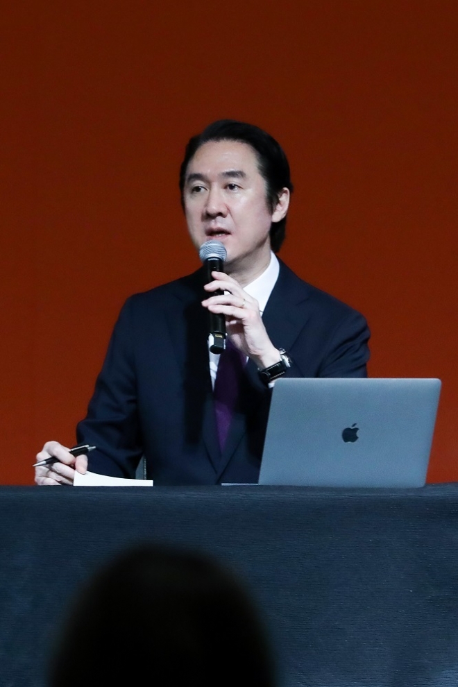 이진형 하이브 최고커뮤니케이션 책임자(CCO)가 지난달 9일 미국 라스베이거스에서 연 기자간담회에서 발언하고 있다. 2022.4.9 하이브 제공