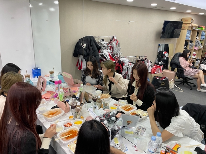 kt위즈 치어리더 이주아(왼쪽)씨와 팀원들이 지난 7일 경기장에 출근한 후 오후 4시쯤 점심 겸 저녁으로 분식을 챙겨 먹고 있다. 이씨는 “경기 전 분식을 먹는 경우가 많다”고 말했다.