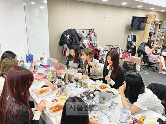 kt위즈 치어리더 이주아(왼쪽)씨와 팀원들이 지난 7일 경기장에 출근한 후 오후 4시쯤 점심 겸 저녁으로 분식을 챙겨 먹고 있다. 이씨는 “경기 전 분식을 먹는 경우가 많다”고 말했다.