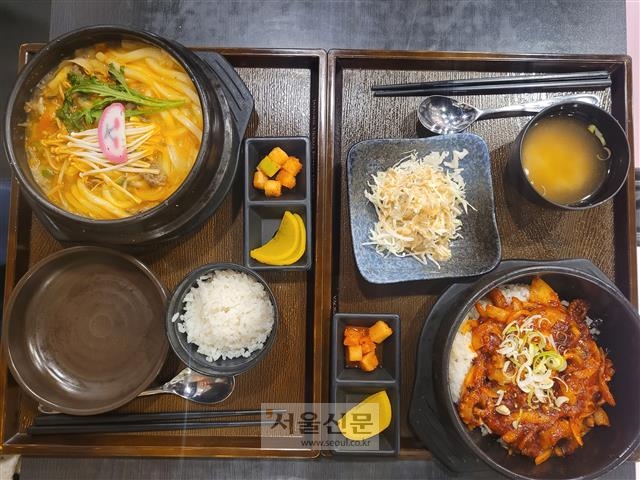 이씨와 신세희씨가 지난 6일 고른 첫 끼. 이씨는 우삼겹우동전골을, 신씨는 낙지덮밥을 골랐다. 이들은 “경기 전 든든히 먹지 않으면 힘이 나지 않아 일하기 어렵다”고 말했다.